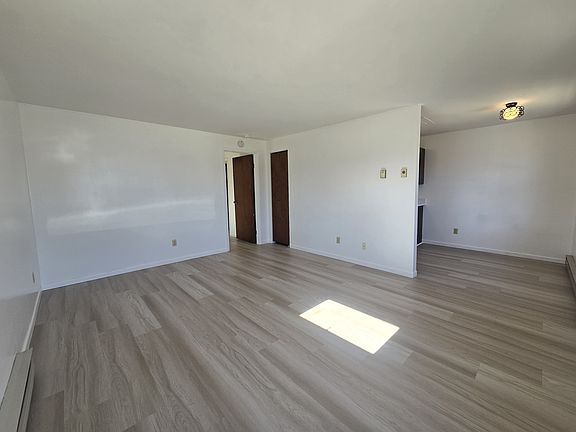 3rd image of 105 Hobart St #1