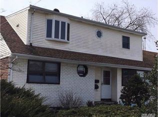 33 Truxton Rd, Island Park, NY 11558