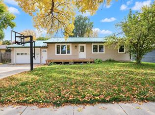 421 Kettering Dr, Aberdeen, SD 57401
