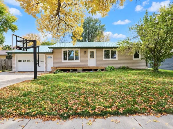 421 Kettering Dr, Aberdeen, SD 57401