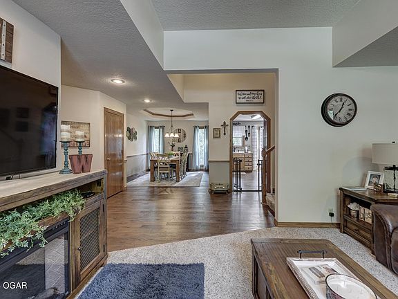 4th image of 7 Centennial Dr