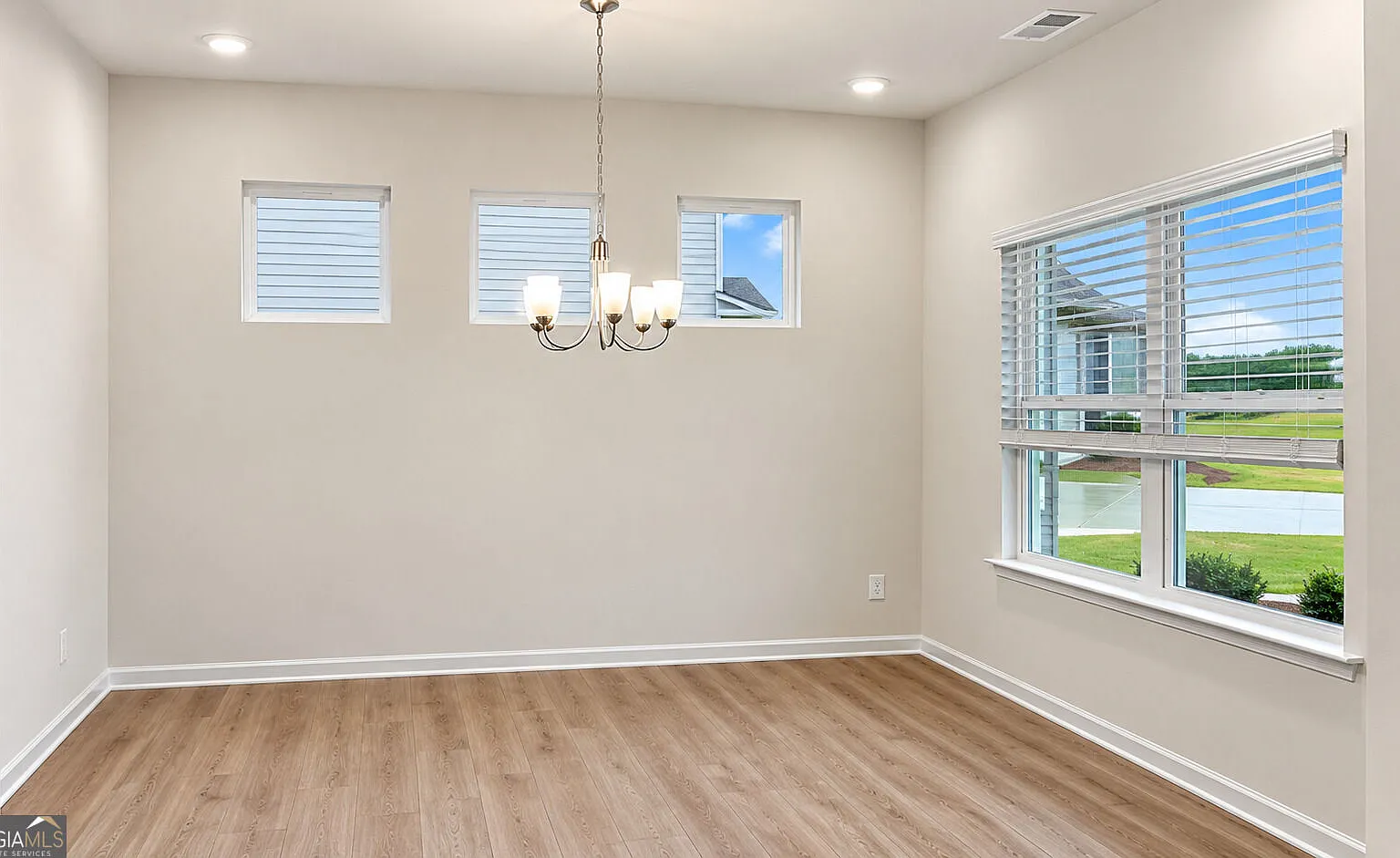 5 bed, 4.0 bath, 3005 sqft, $2,950 — Photo 3