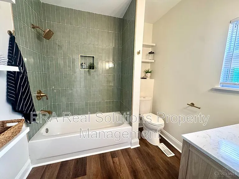 1600 Brewster Ave — Photo 13