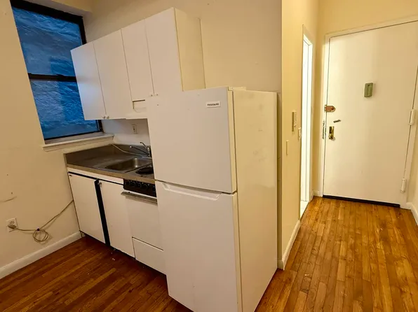 606 8th Avenue image 1 of 9