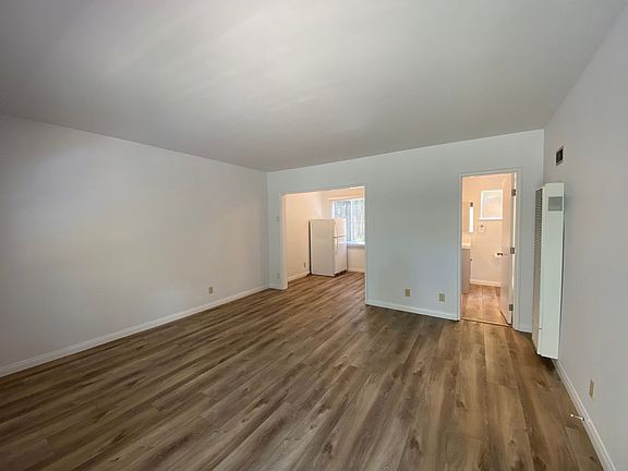 3rd image of 122 W Arrellaga St #6
