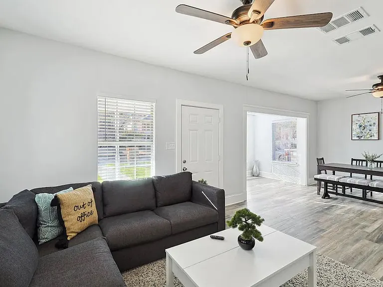 702 N Edgefield Ave — Photo 1