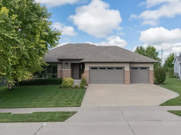 6262 Wildberry Dr, Bettendorf, IA 52722
