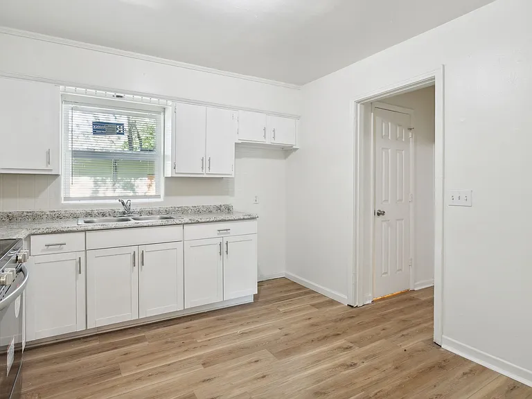 2504 Danson St — Photo 10