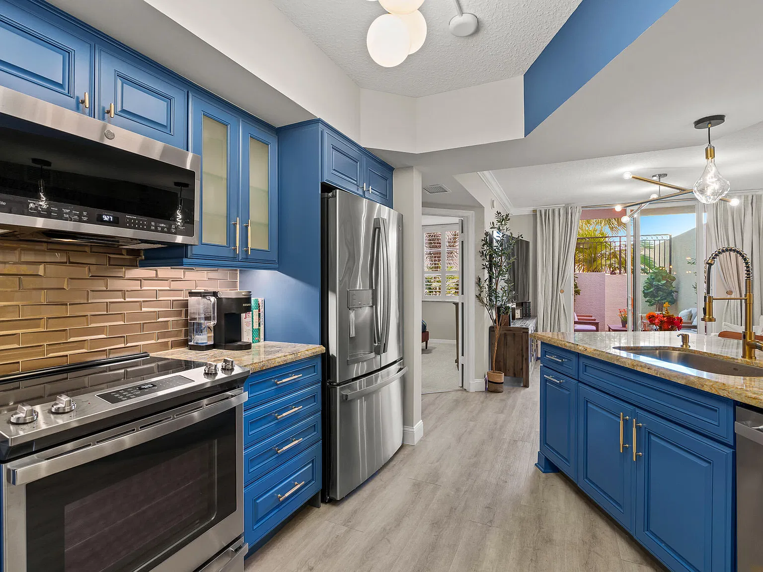 2 bed, 2.0 bath, 1118 sqft, $8,000 — Photo 4
