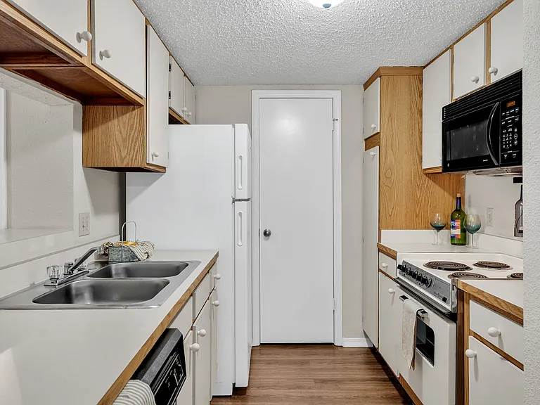 Seasons Apartments — Photo 28