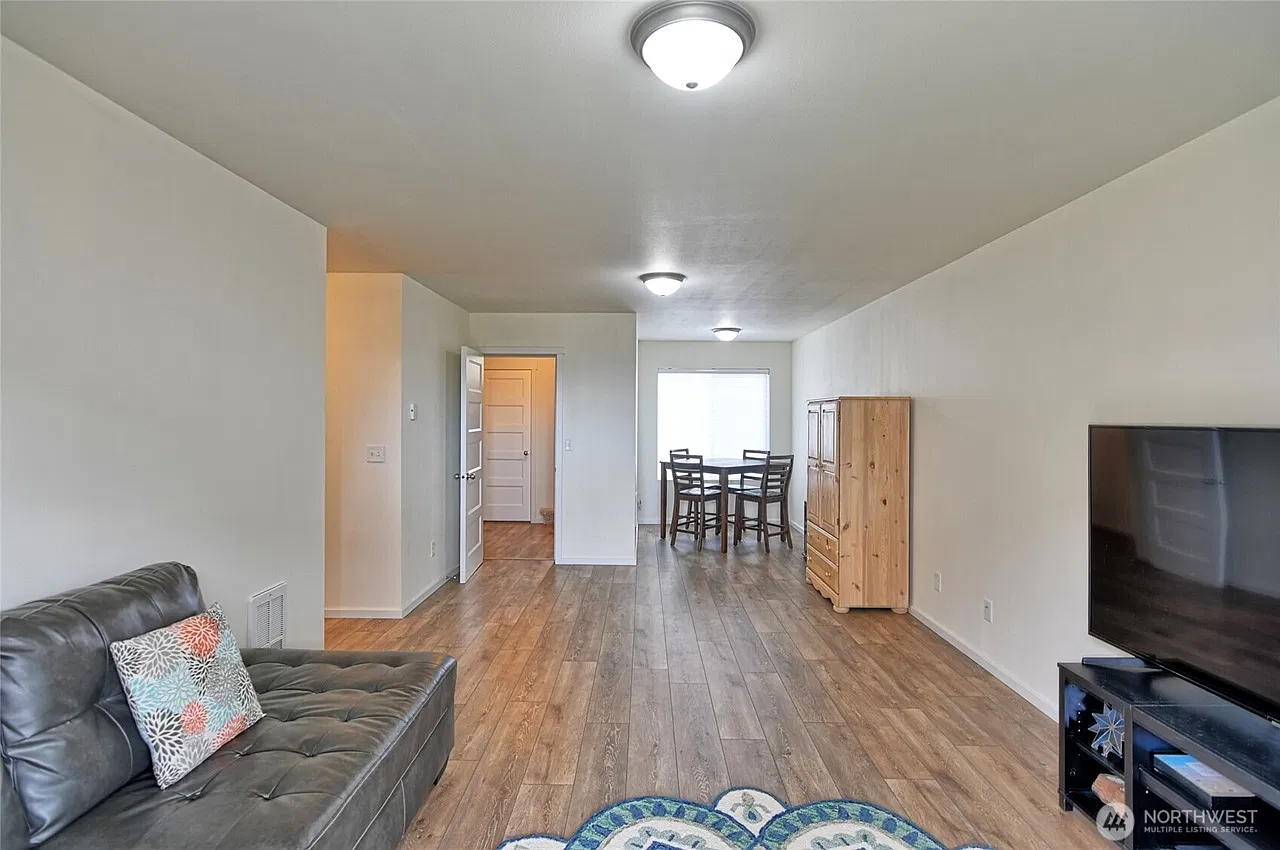 5 bed, 2207 sqft, $3,850 — Photo 4