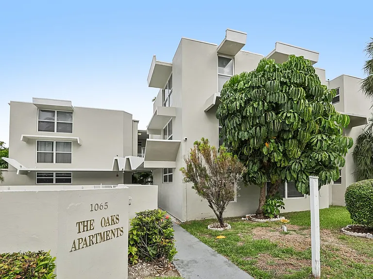The Oaks Apartments — Photo 43
