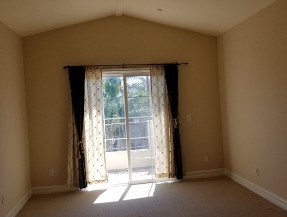 5th image of 4237 N Longridge Ave #401