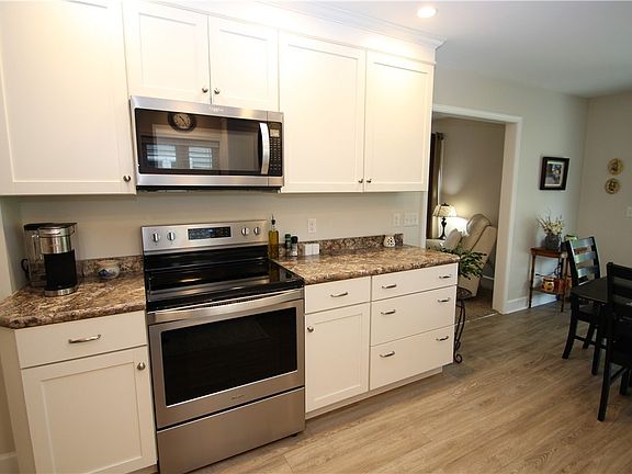 5th image of 40 Woodview Ln
