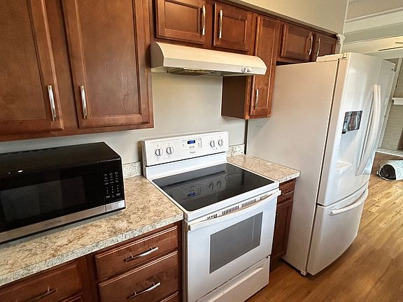 5th image of 300 Hickory Hill Dr