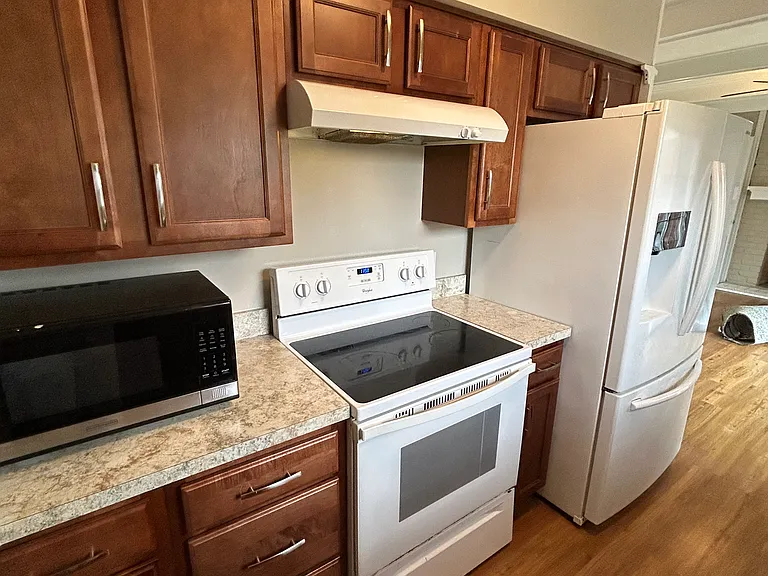 300 Hickory Hill Dr — Photo 5