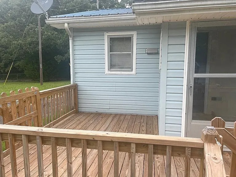 735 Douglas Dr — Photo 8
