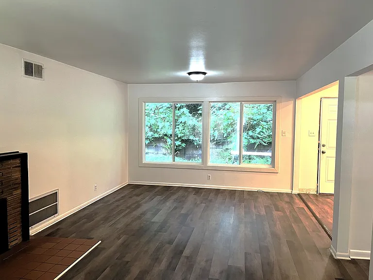 1467 Beverly Dr — Photo 5