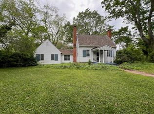 271 S Sioux Rd, Kilmarnock, VA 22482