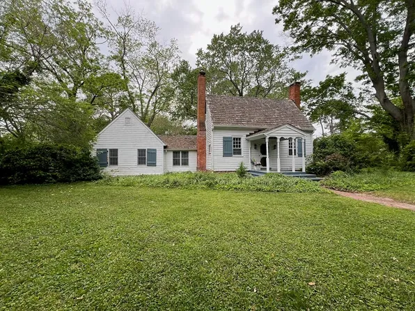 271 S Sioux Rd, Kilmarnock, VA 22482