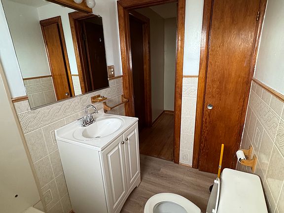 4th image of 372 Tremaine Ave #2