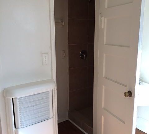 4th image of 424 E 1st St APT 1