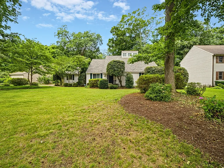 1044 Commodore Dr — Photo 39