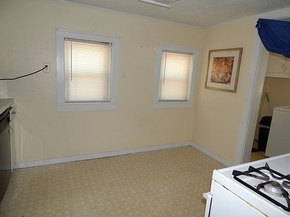 5th image of 216 E Silver St