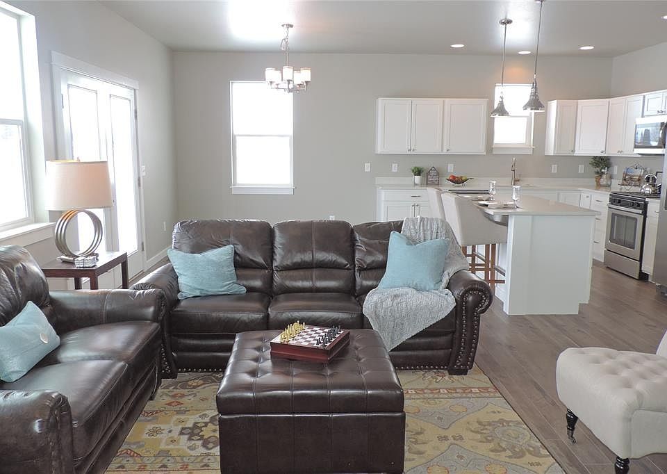 2nd image of 570 Cameron Loop