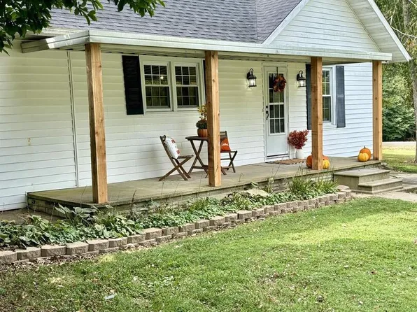 802 Race Track Rd, Centralia, IL 62801