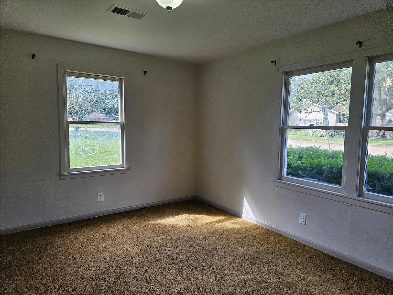 3 bed, 1.0 bath, 1176 sqft, $1,700 — Photo 3