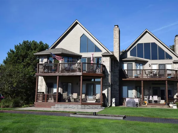 50731 Harbourview Dr, New Baltimore, MI 48047