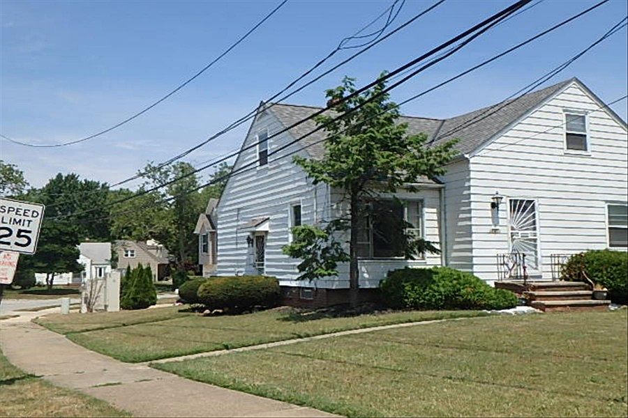 2nd image of 28201 Lake Shore Blvd