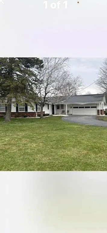 1090 Lakeside Dr photo 1