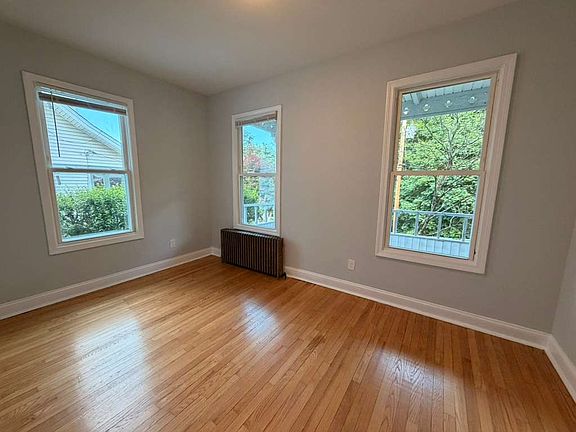 3rd image of 19 Orchard St Floor 1