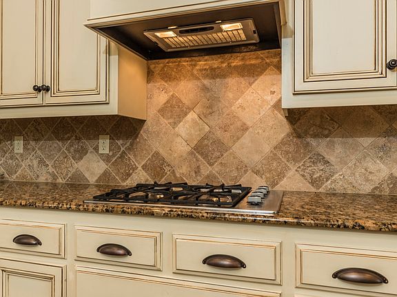 3rd image of 102 Queensberry Dr