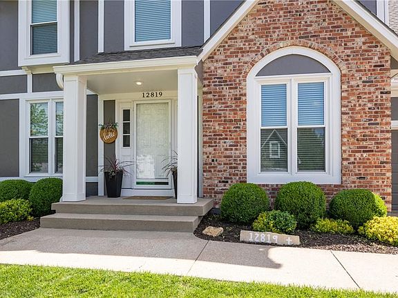 3rd image of 12819 Garnett Ln