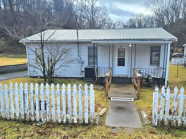 901 Maplewood Ln, Tazewell, VA 24651