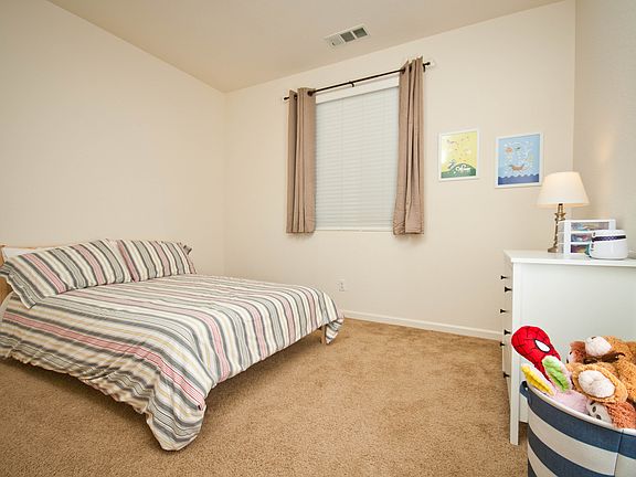 4th image of 402 Flora Ct