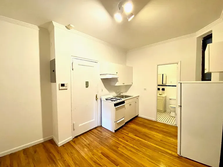 243 E 39th St #1B — Photo 2