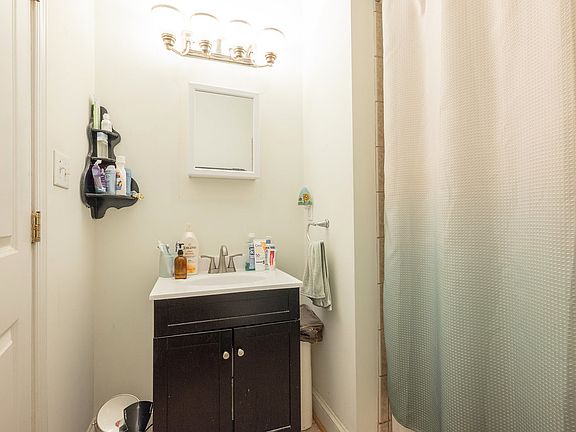 4th image of 18 S Davis Ave APT A