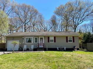 14 Laurel Ln, Shirley, NY 11967