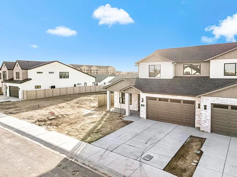541 Canyon Falls Dr — Photo 49