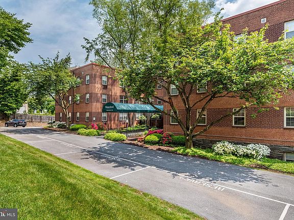 3rd image of 383 Lakeside Rd APT 105