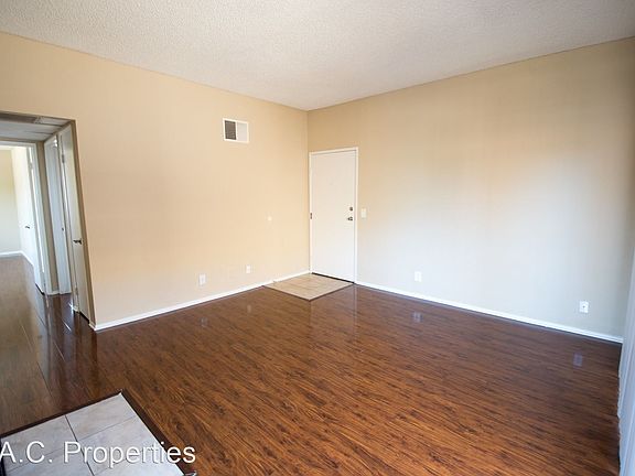 2nd image of 12142 Oxnard St APT 201