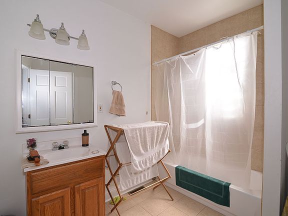 5th image of 909 E Wright St