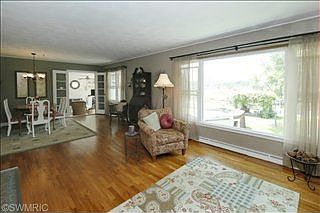 4th image of 331 Lakeshore Dr