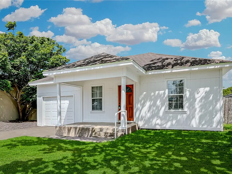 1622 Woodlawn Dr — Photo 2