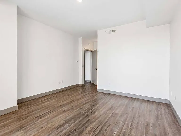 Midtown Crossing Apartments — Photo 129
