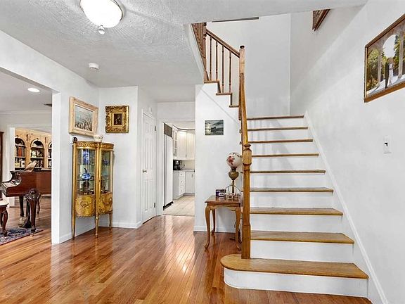 3rd image of 5 Orchard Dr